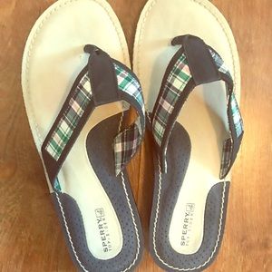 🦃SALE! EUC Sperry white and navy plaid flip flops